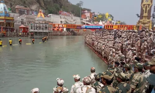 COVID scare forces leaders to plead for Kumbhs early end