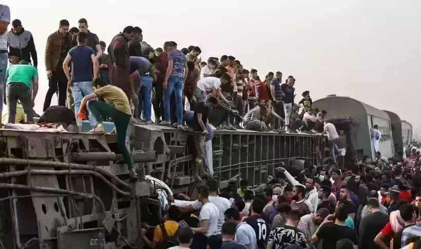 At least 11 killed, 98 injured after train derails in Egypt
