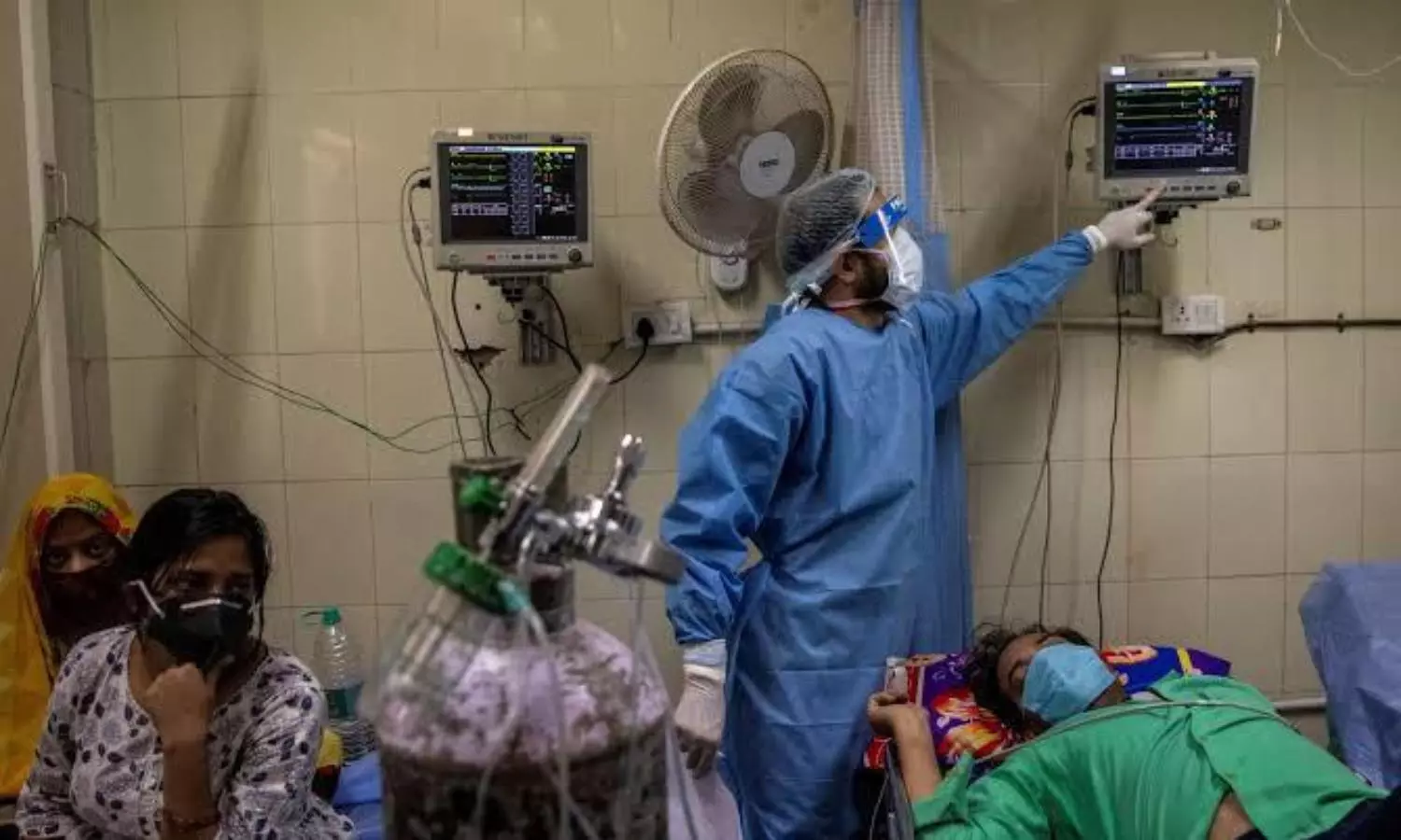 India records 4 lakh new COVID cases, Fauci recommends shutdown as cure