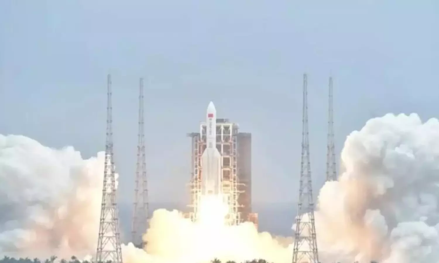 Chinese rocket disintegrates over the Indian Ocean after re-entry to Earth