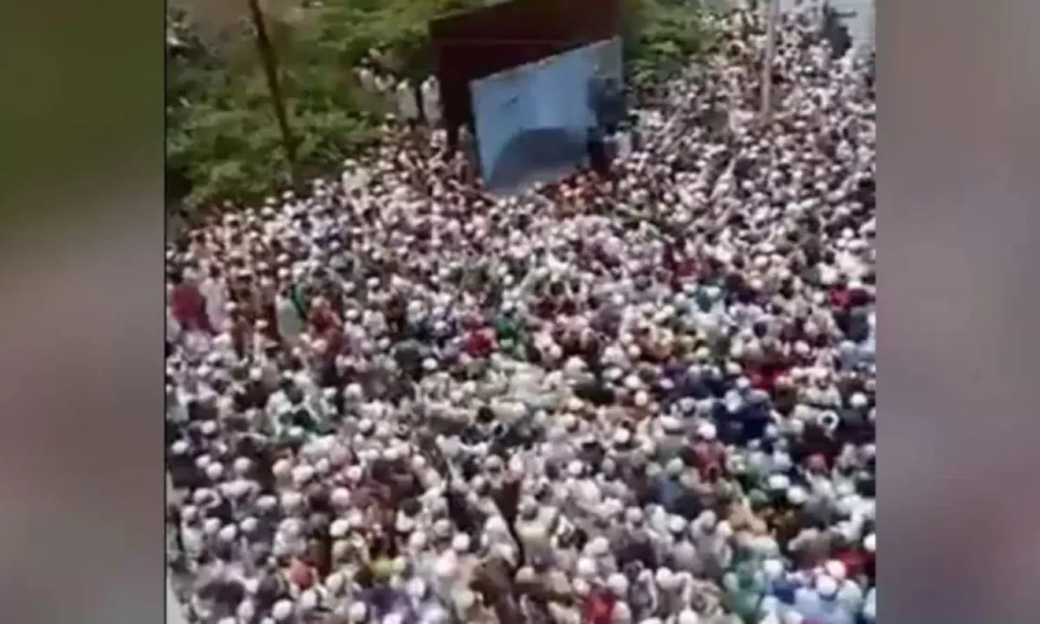 Thousands breach COVID norms at clerics funeral in UP