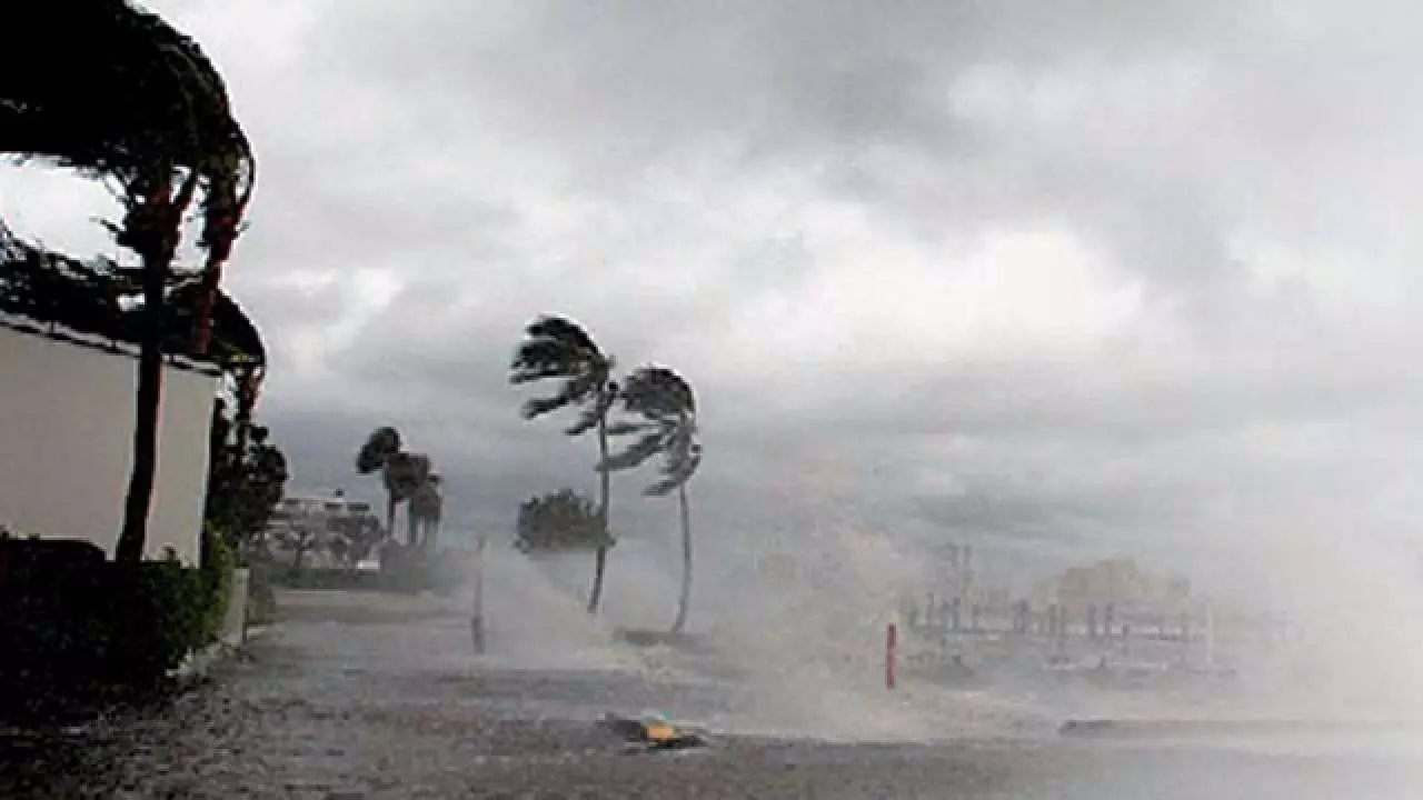 Cyclone: Kerala coastal regions submerged in sea turbulence