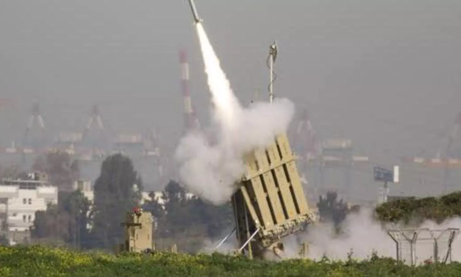 Israel bomb showering on Gaza continues, death toll rises over 200