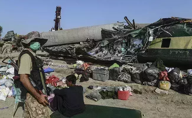 Pakistan train accident: death count rises to 62, say reports