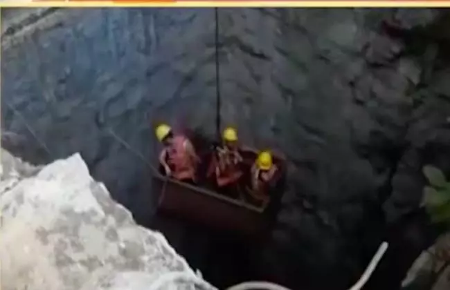 Meghalaya seeks Defence Ministrys help to rescue trapped miners Meghalaya seeks Defence Ministrys help to rescue trapped miners