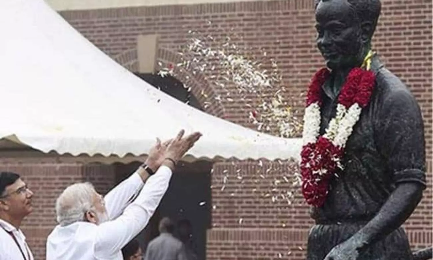 PM names Khel Ratna Award after hockey wizard Major Dhyan Chand