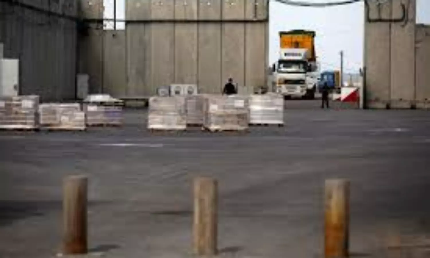 Israel to relax curbs as tension eases on Gaza border