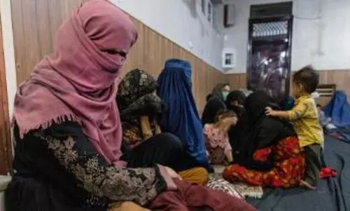 Burqa not mandatory for women but wear hijab for security, says Taliban