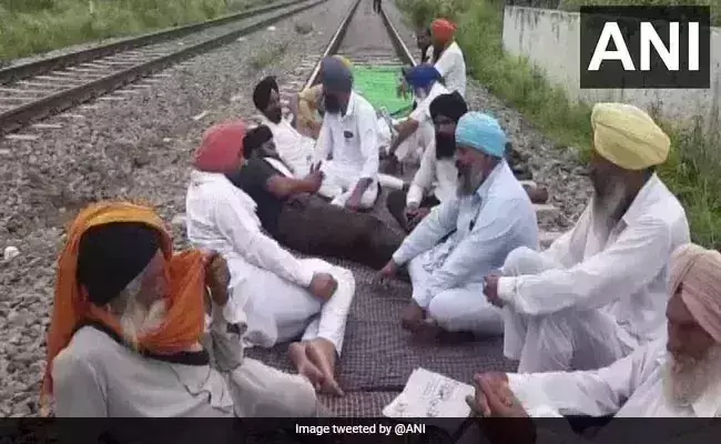 Farmers seeking hike in cane prices block rails, roads in Punjab