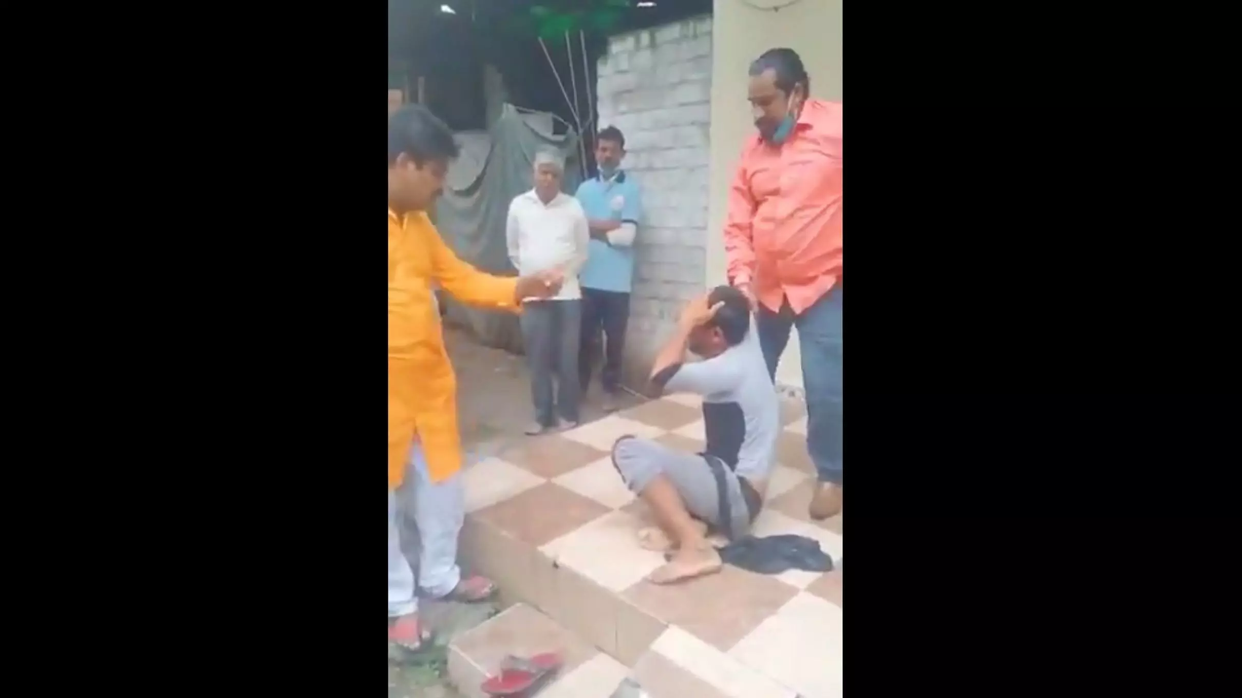 Used Hindu name; Muslim bangle seller in Indore thrashed mercilessly