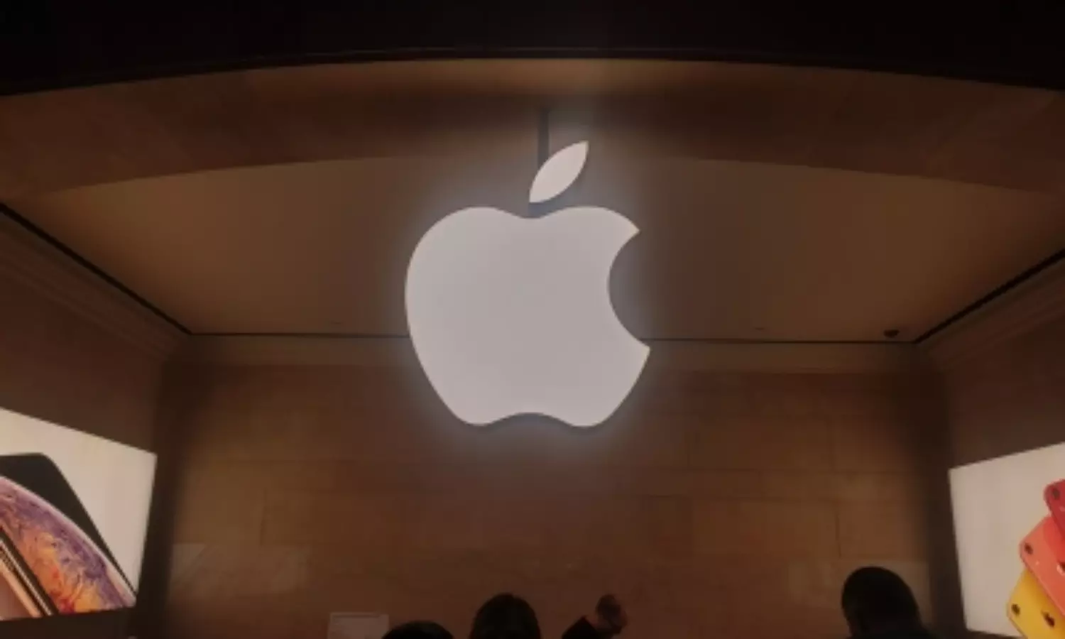 Apple hires ex-Mercedes engineers for companys vehicle project: Report