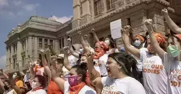 US court allows Texas to resume ban on most abortions