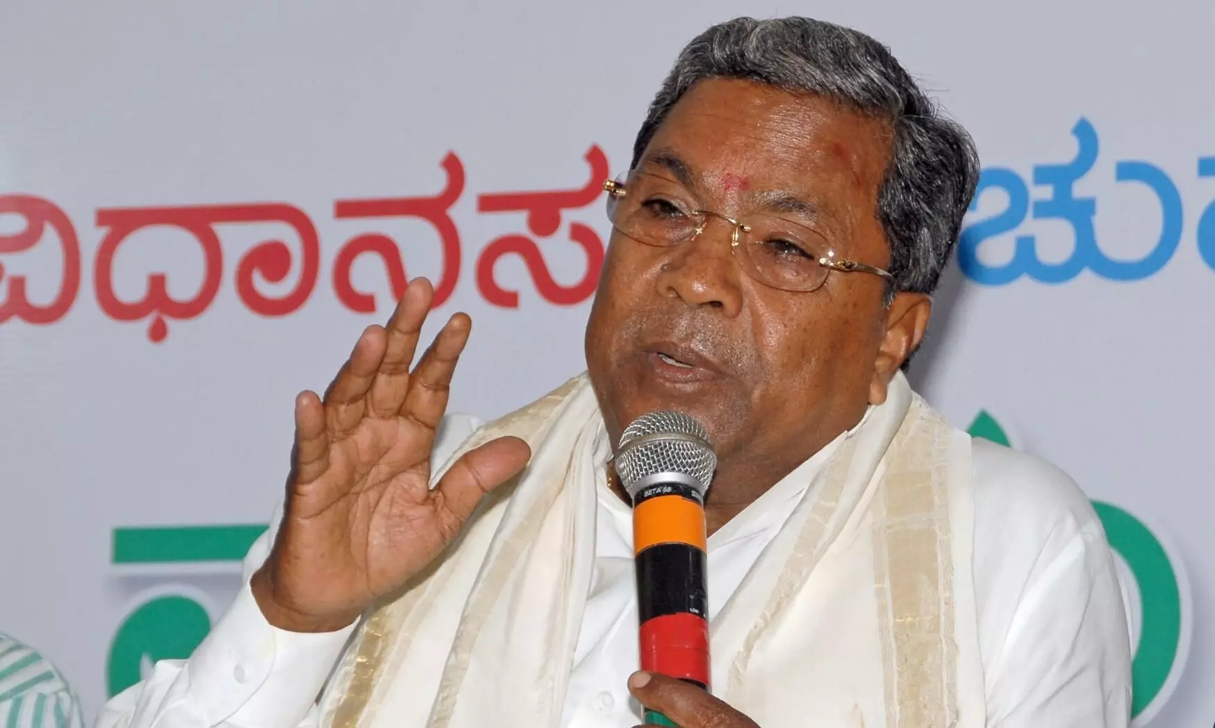 Karnataka Bypolls: Siddaramaiah urges minority community not to vote for JD(S)