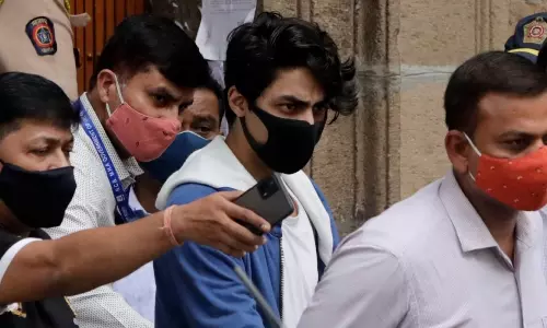 Shah Rukh Khan visits Aryan in jail