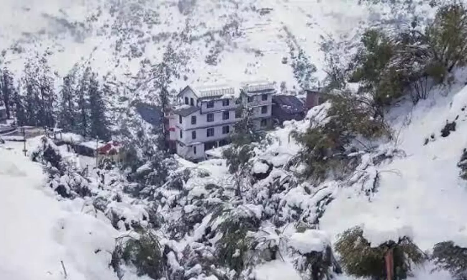 80 people stranded in HPs Lahaul-Spiti due to bad weather