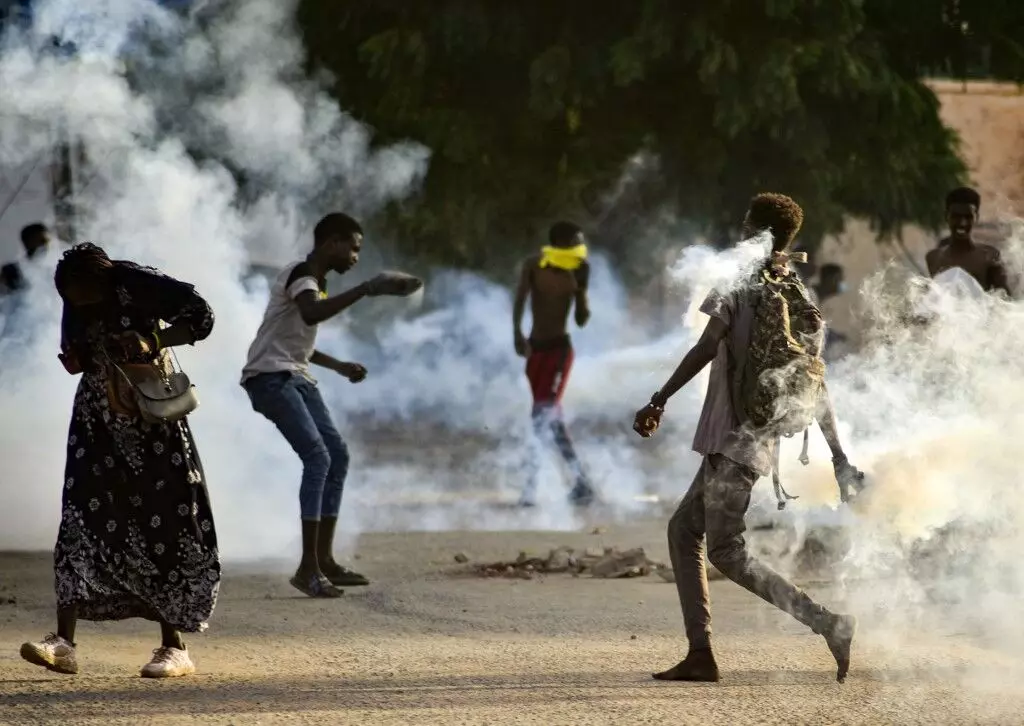 Sudan unrest: Blinken issues warning as US diplomatic convoy comes under fire