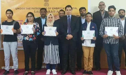 Gulf Madhyamam distributes prizes to India@75 Freedom Quiz western regional winners