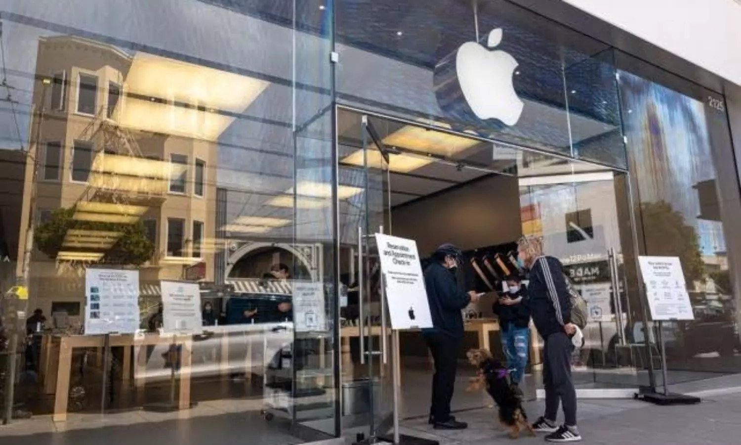 Apple notice confirms workers have the right to discuss wages, working hours after controversy