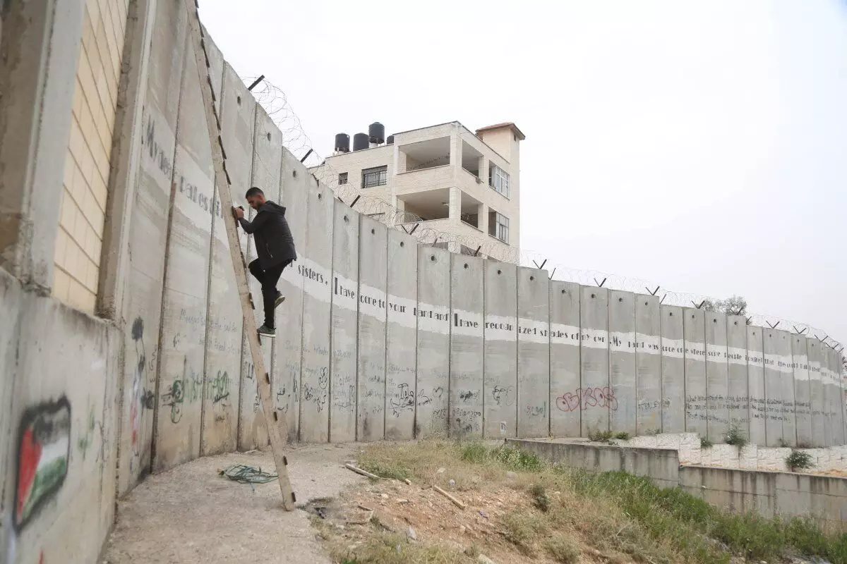 Israel says new wall is impenetrable, Palestinians reject claim