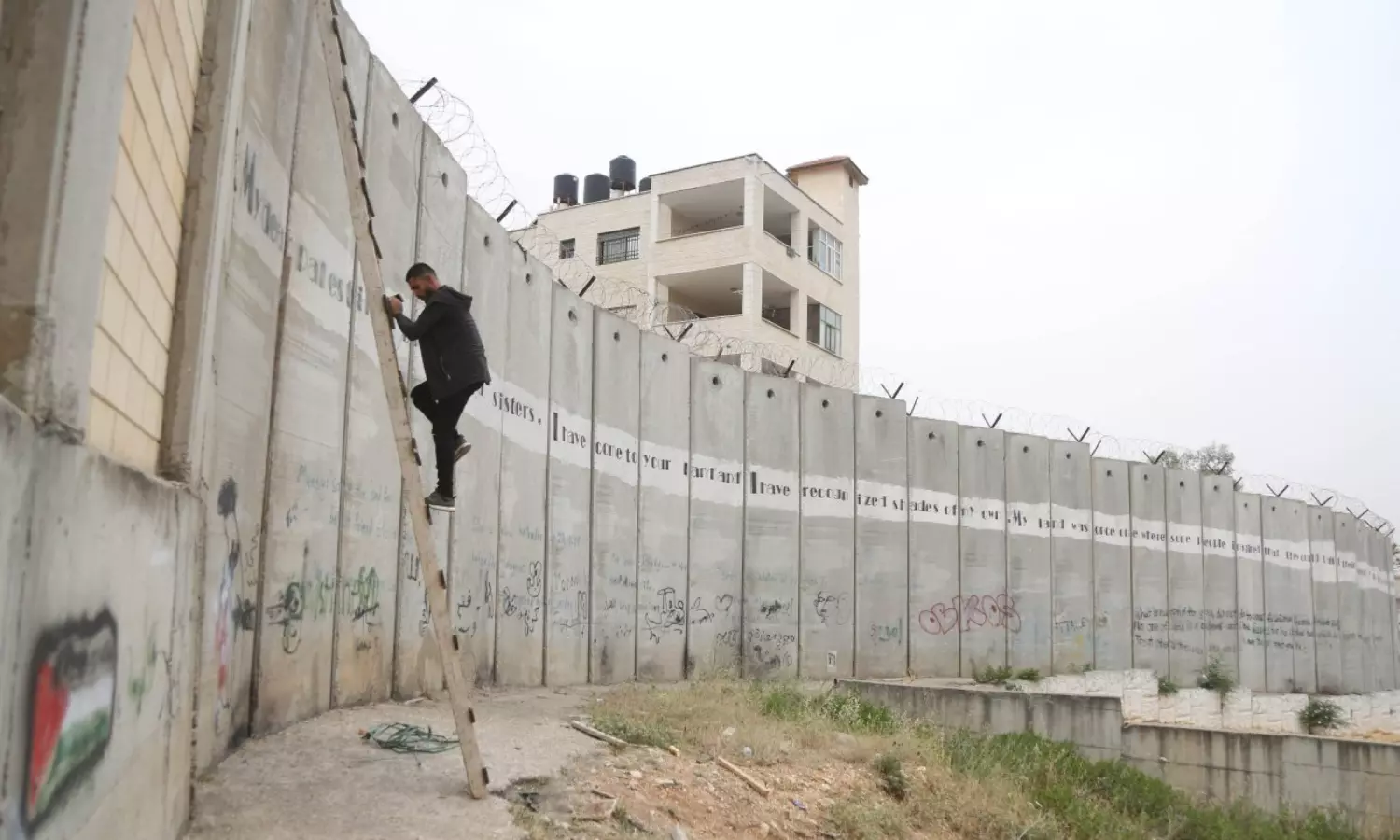 Israel says new wall is impenetrable, Palestinians reject claim