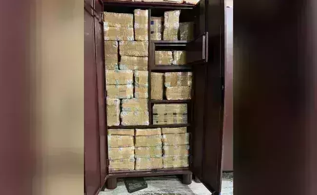 IT, GST officials recover 150 cr in cash raiding Kanpur businessman