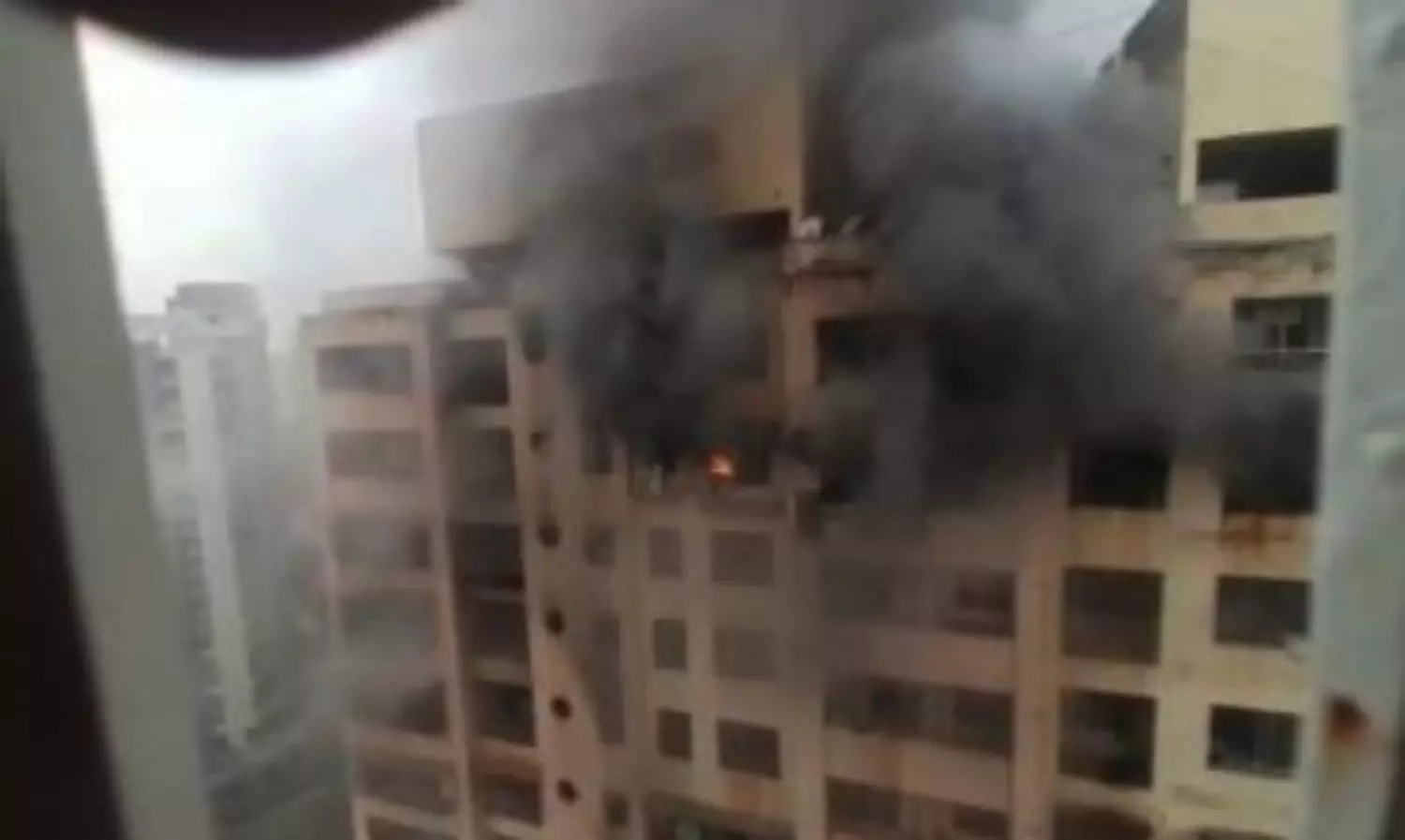 Mumbai fire kills two, injures 13