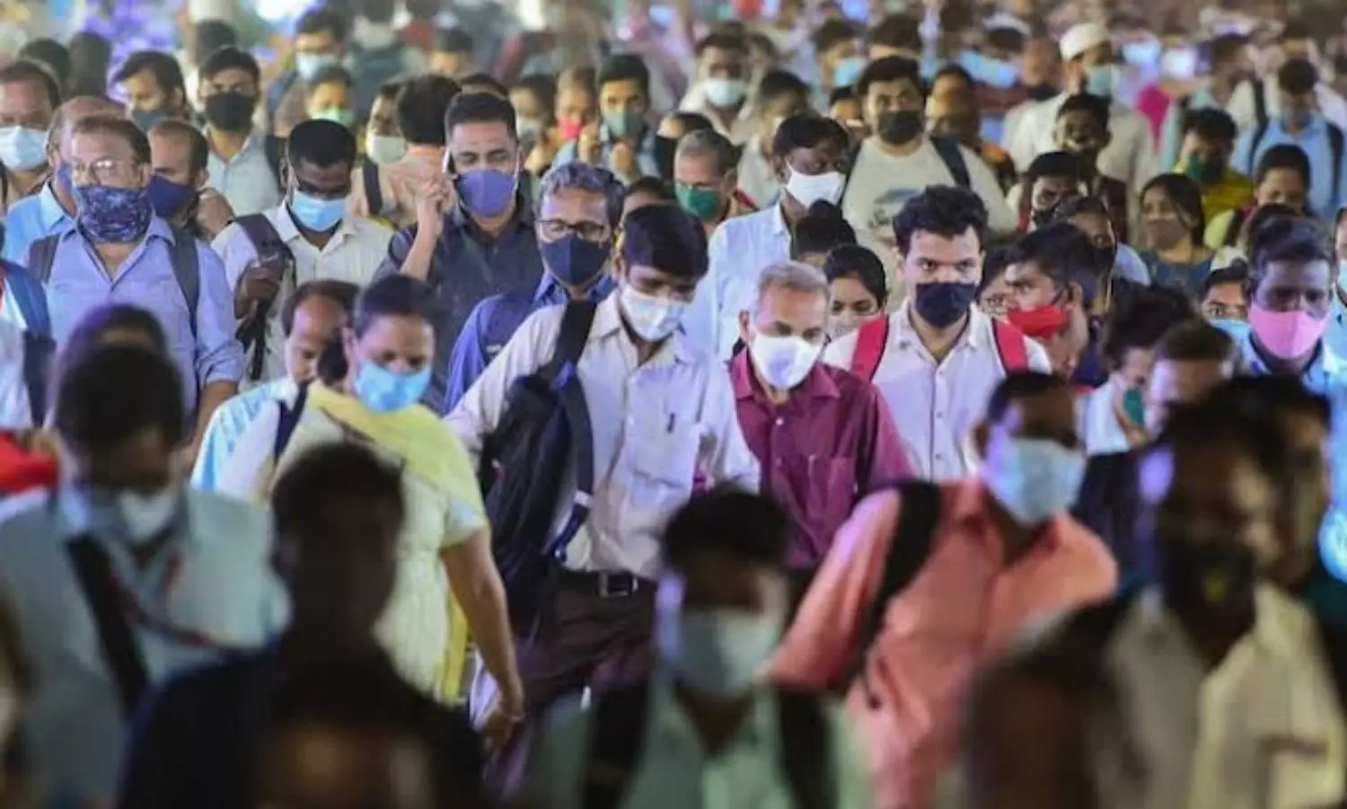 India logs over 3.37 lakh new Covid cases, Omicron tally jumps to 10,050