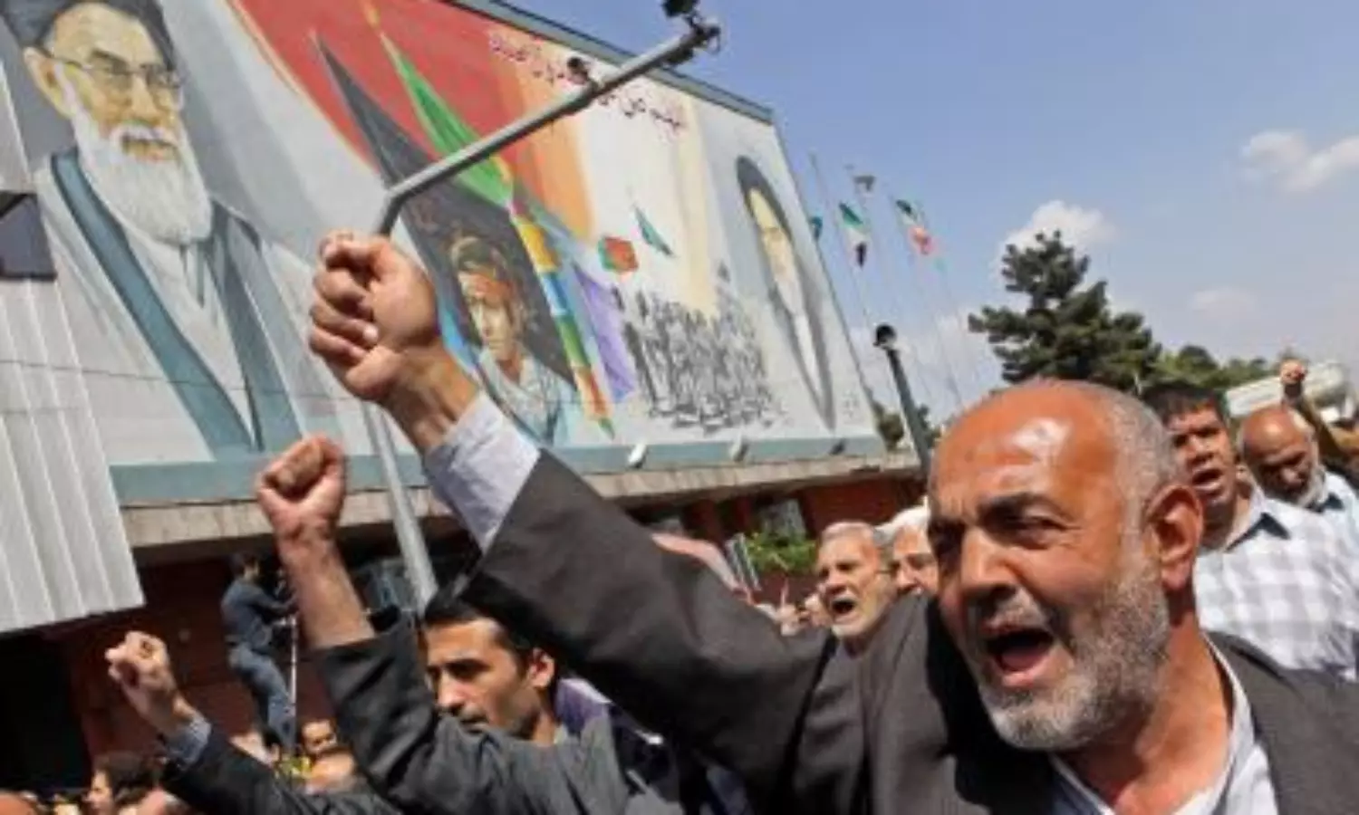 Demonstrators from Iran attack Afghan trucks in Helmand to demand water