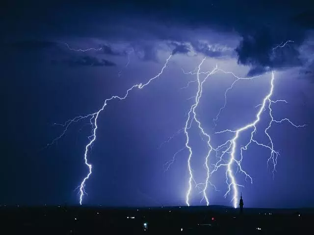 Longest lightning bolt on record set sky ablaze in three US states