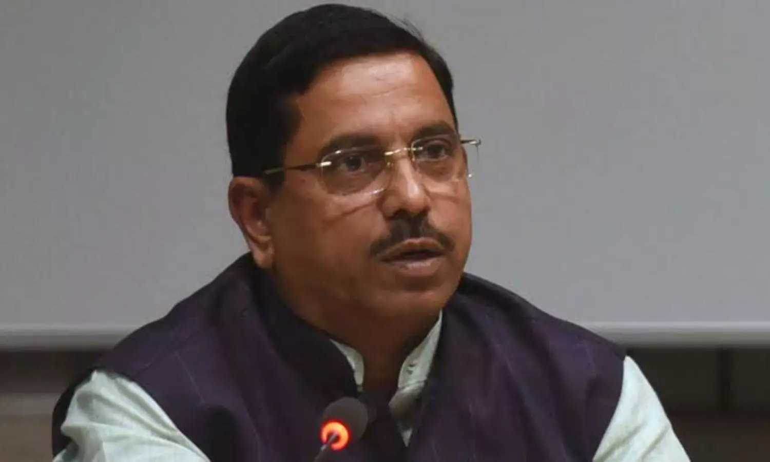 Students must follow school uniform code: Union Minister amid Hijab row