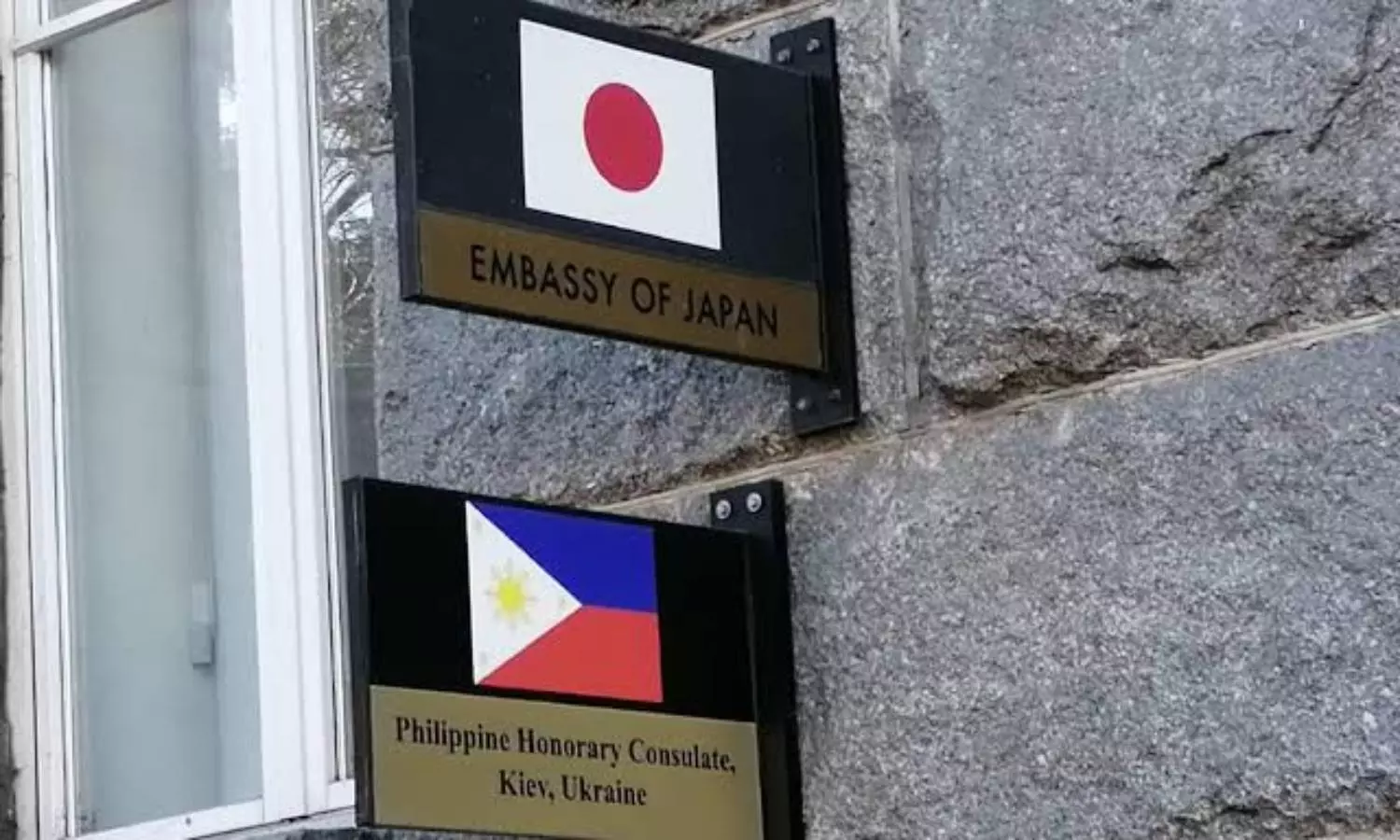 Japan evacuates embassy as Ukraine border tension continues