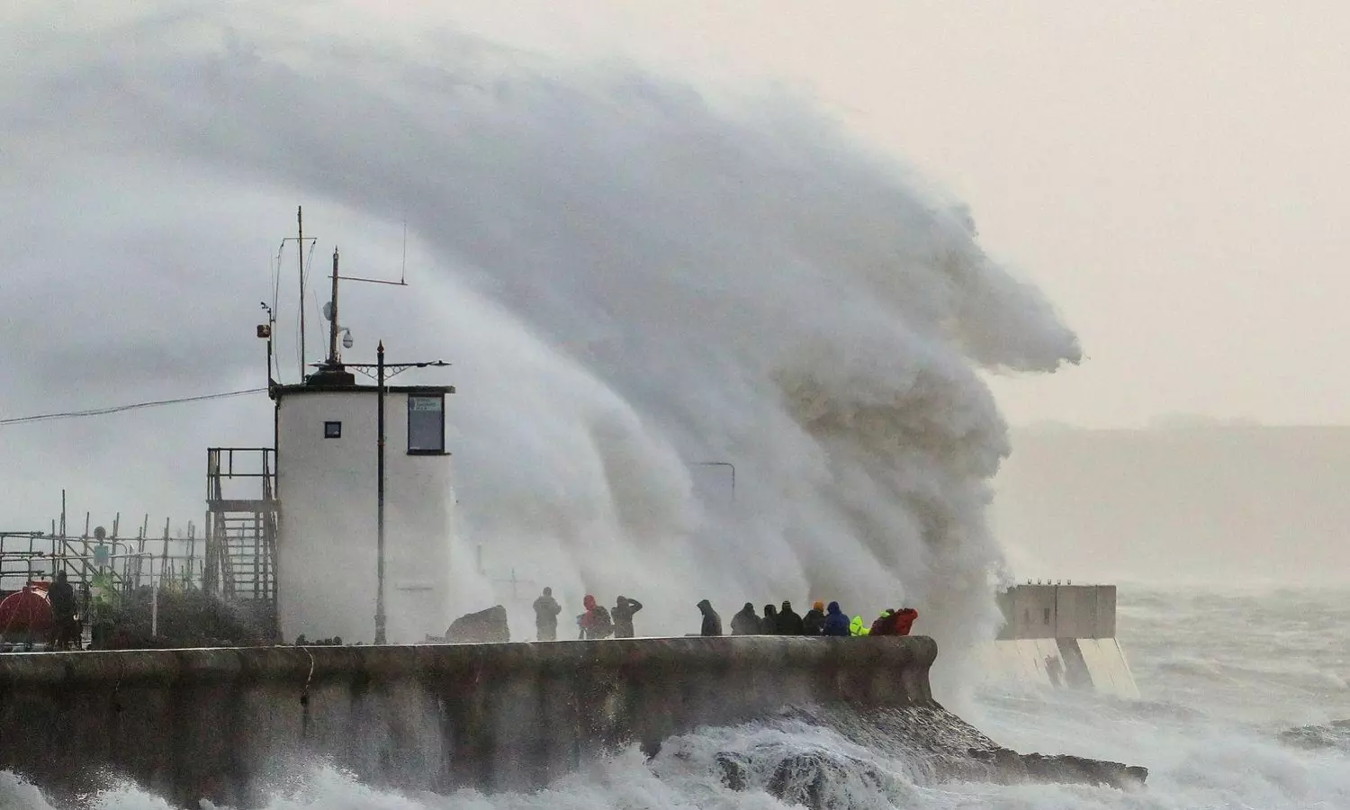 Storm Eunice falls on London; first-ever "lethal" alert issued