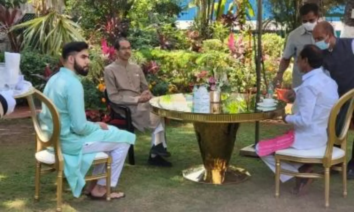 KCR, Thackeray huddle for an anti-BJP front