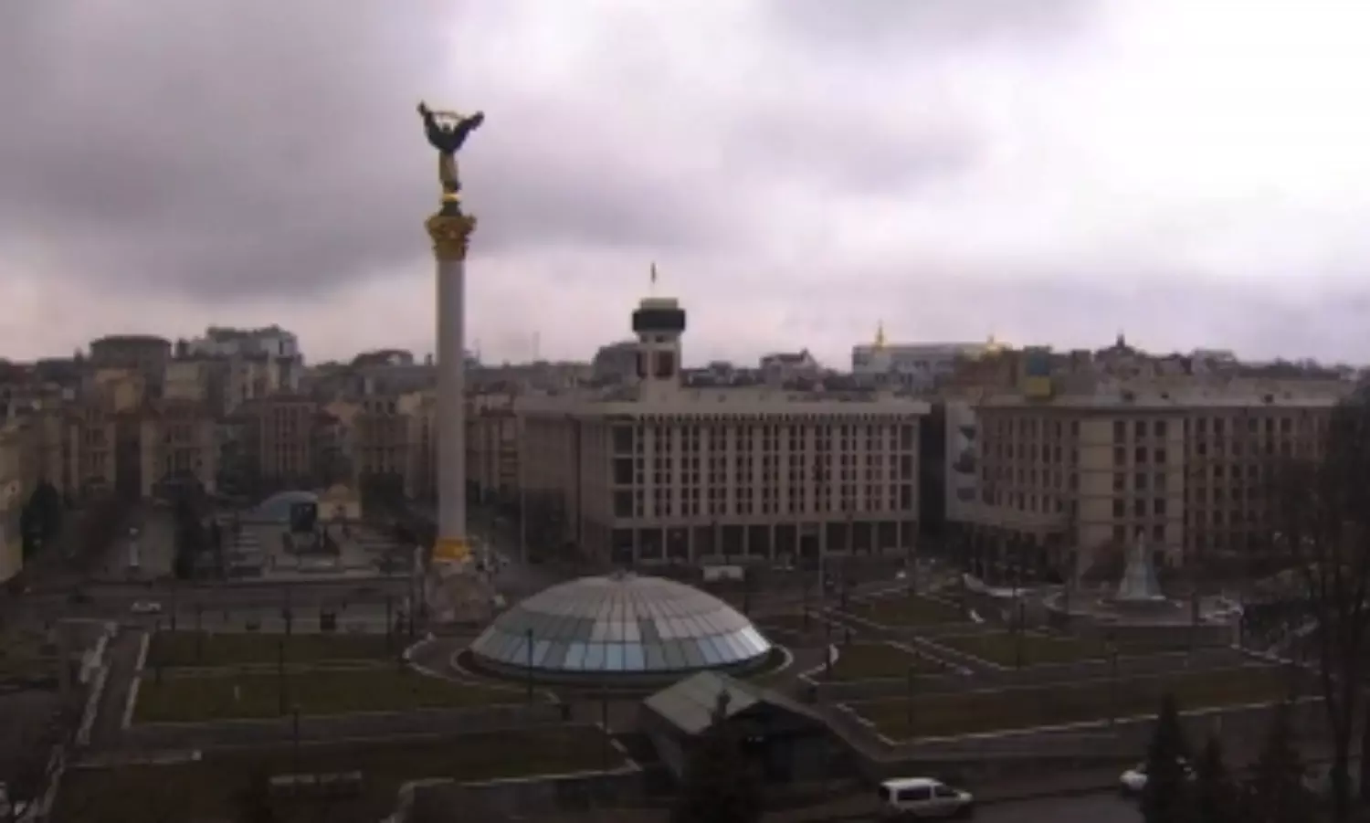 Kiev residents panic-stricken, empty ATMs and flee the city by car and rail