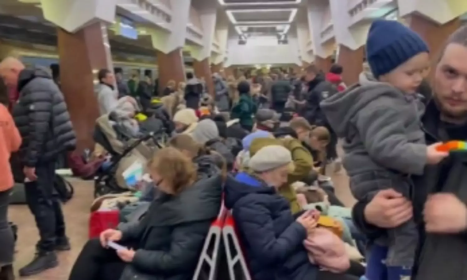 As war rages thousands of Ukrainians flee the country