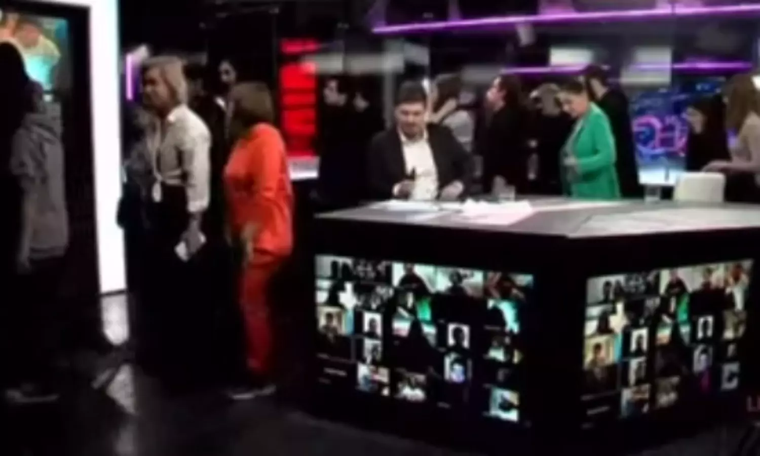 Russian TV staffs stage walkout on-air before resigning