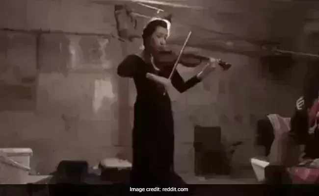 In the midst of the Russian attacks, Ukrainian violinist plays "haunting powerful" music in the bomb shelter