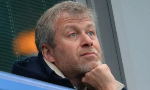 Premier League disqualifies Roman Abramovich from being Chelseas director
