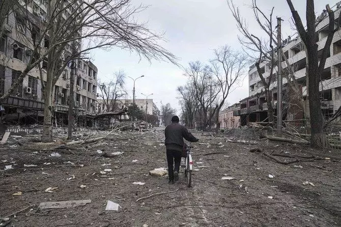 Russia intensifies attack on Mariupol, thousands flee
