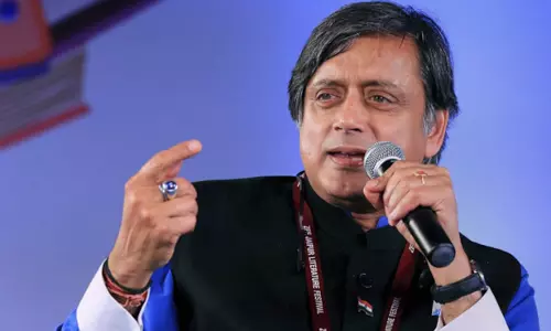 Congress bans Shashi Tharoor, Thomas from attending CPM seminars