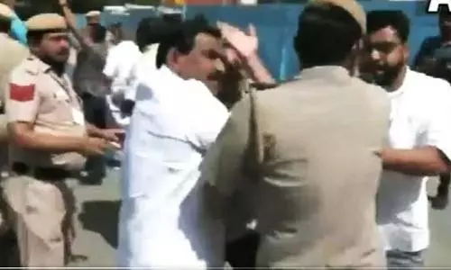 Scuffle breaks out between Kerala Cong MPs, Delhi cops during march to Parliament against K-Rail project