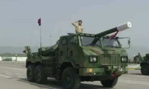 Pakistan parades its nuke capable howitzer first time
