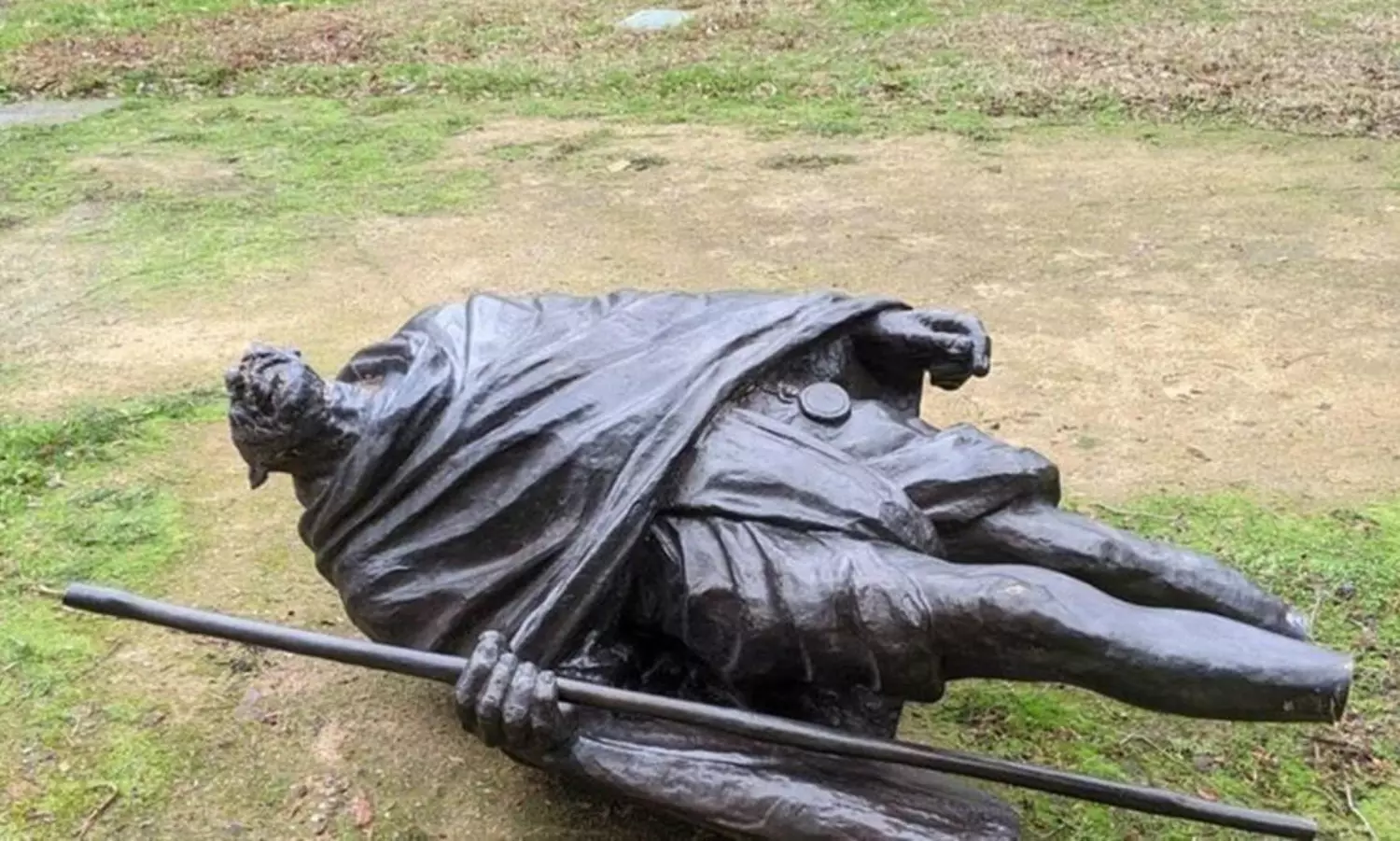 Man vandalises Mahatma Gandhi statue in UP