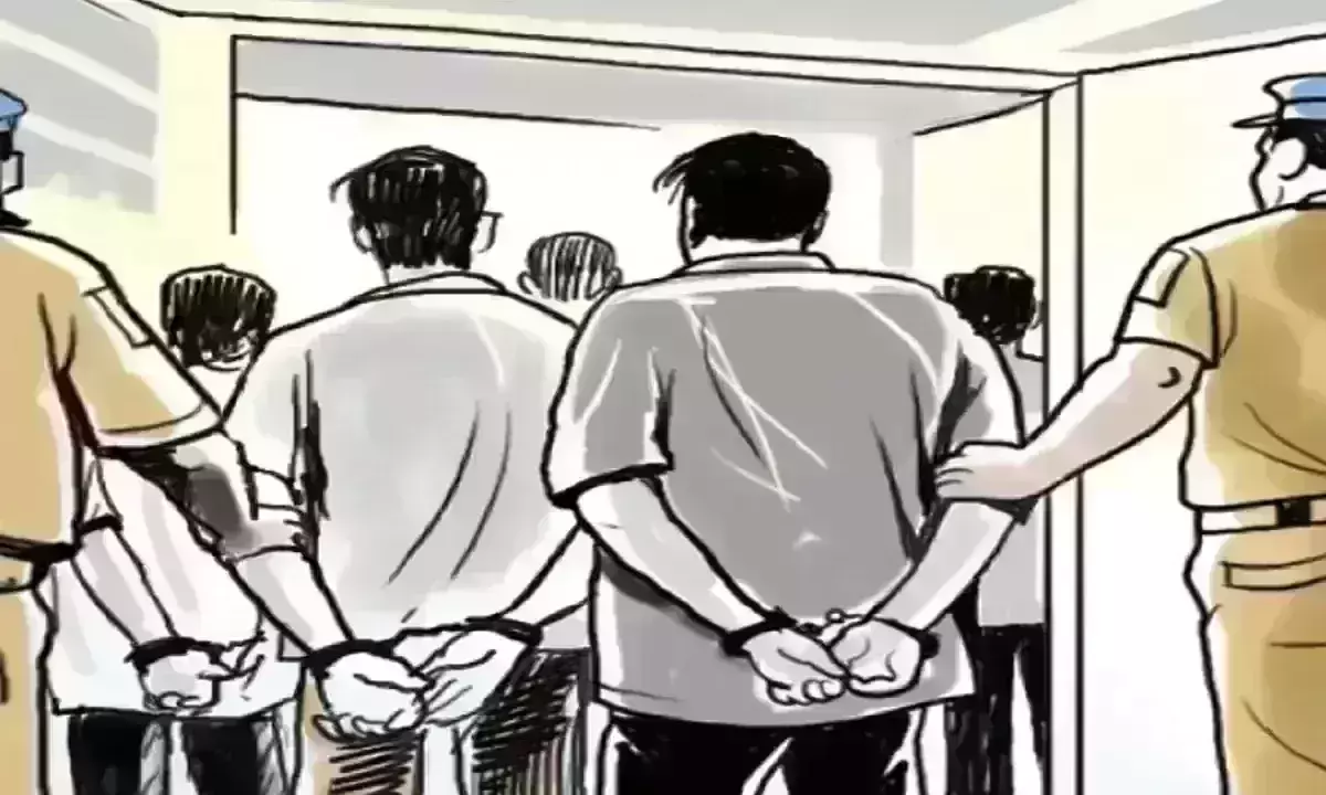 Gang of 14 posing govt officials & extorting truckers captured