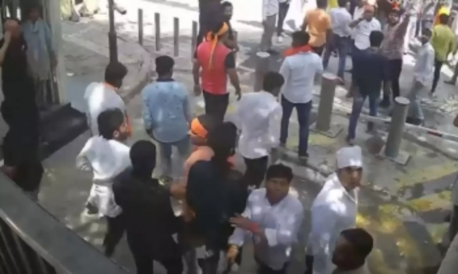 Delhi Police arrest 8 over vandalism outside Kejriwals house