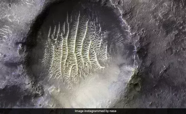 NASAs stunning image of Mars crater looks like an "alien footprint"
