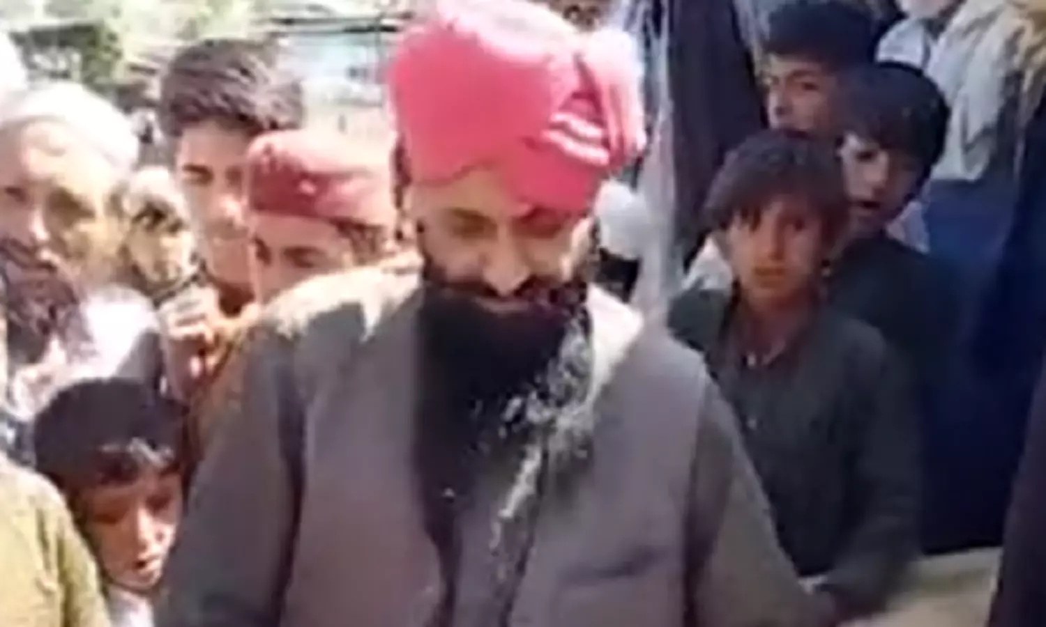 Pak Sikh trader distributes Ramzan package to promote religious harmony