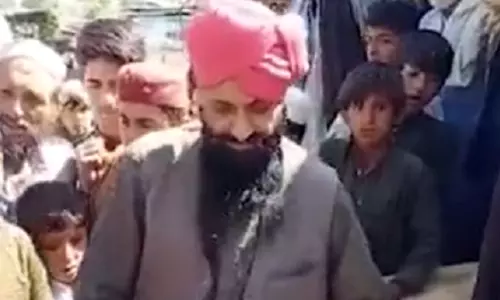 Pak Sikh trader distributes Ramzan package to promote religious harmony