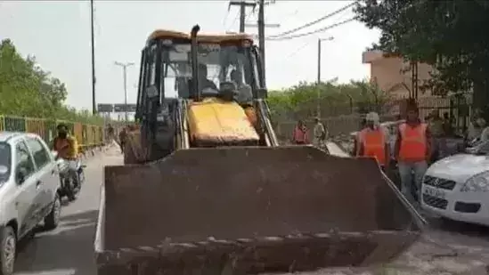 Brinda Karat stops bulldozers demolishing buildings in Jahangirpuri