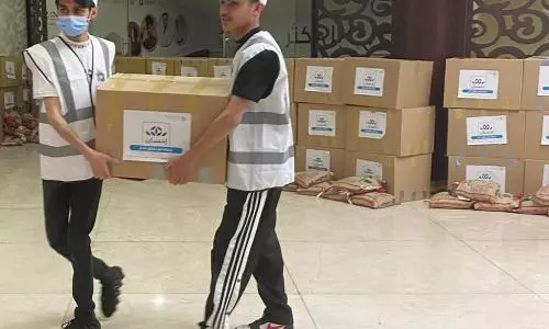 Saudi women join initiative to provide food baskets to needy families in Riyadh